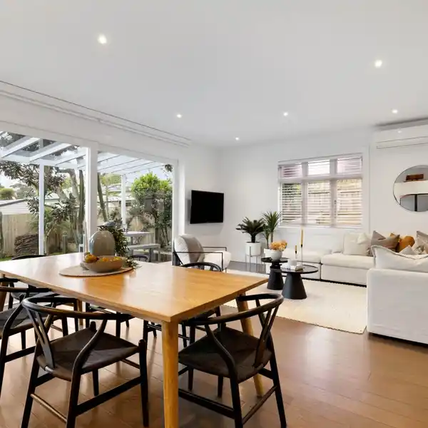 BEAUTIFULLY PRESENTED BUNGALOW NEAR CORNWALL PARK