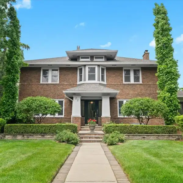 STATELY RENOVATED HISTORIC COLONIAL