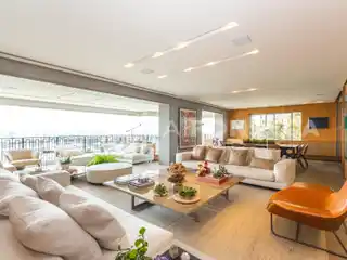 Beautiful Apartment in an Iconic Development