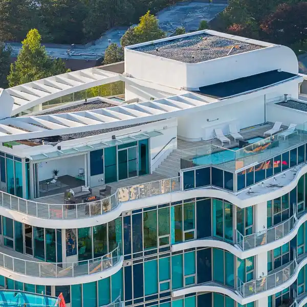 THE  PINNACLE OF SEASIDE URBAN LIVING