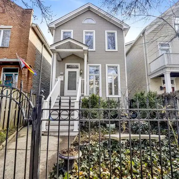 METICULOUSLY MAINTAINED HOME IN ROSCOE VILLAGE