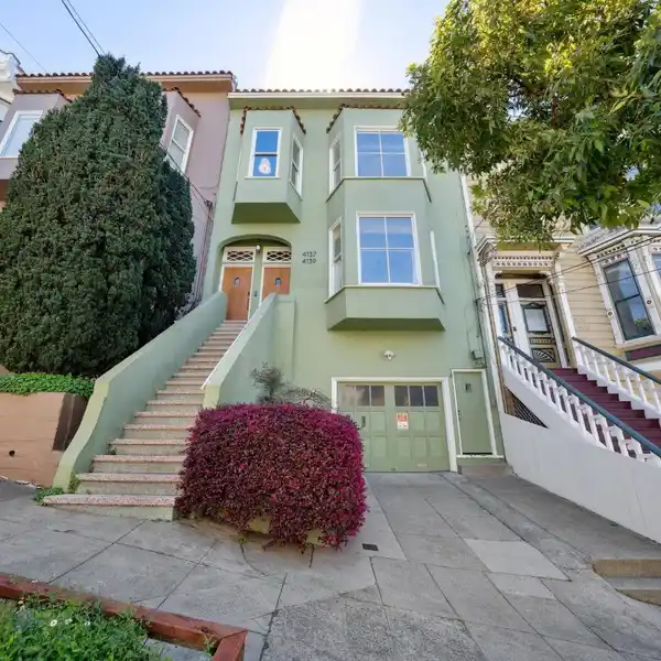 UPDATED TOP-FLOOR CONDO IN EUREKA VALLEY