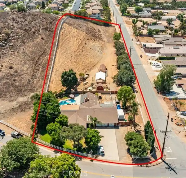 EQUESTRIAN PARADISE ON TWO PREMIUM ACRES