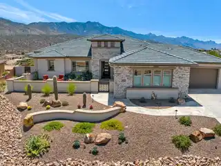 Sonrisa Model with Spectacular Catalina Mountain Views