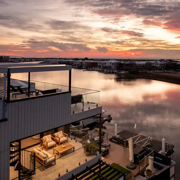 EXCEPTIONAL WATERFRONT RESIDENCE