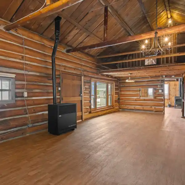 THE LOG - HISTORIC WATERFRONT RETREAT
