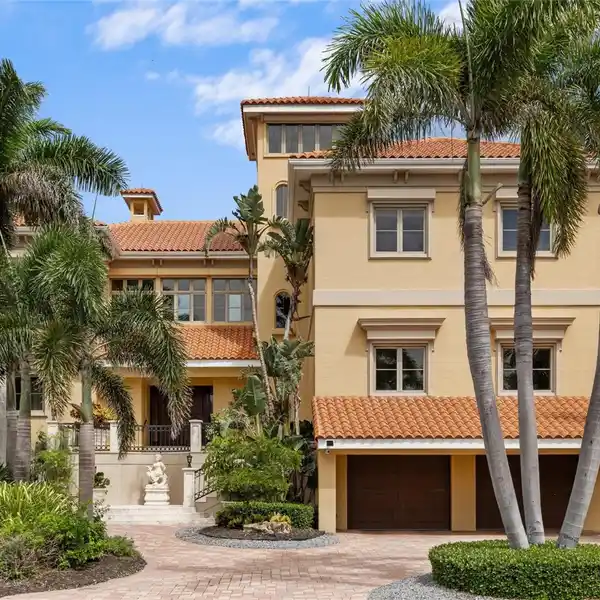 OPEN BAY-FRONT LIVING AT AMAZING VALUE