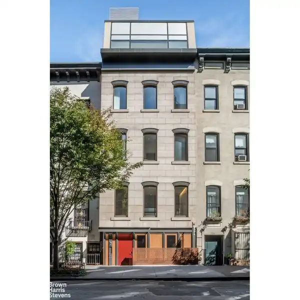 MODERN ARCHITECTURAL TOWNHOUSE WITH PRIVATE CARRIAGE HOUSE