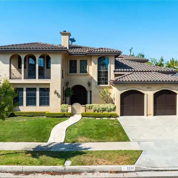 MEDITERRANEAN ELEGANCE MEETS MODERN LUXURY