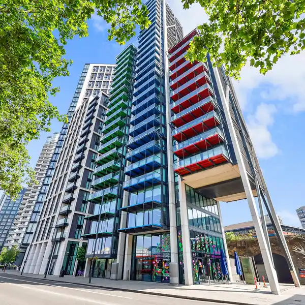 CONTEMPORARY APARTMENT WITH DIRECT RIVER VIEWS