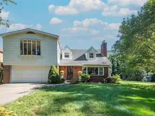 Rare Country-Style Living on a Quiet, Tree-Lined Road