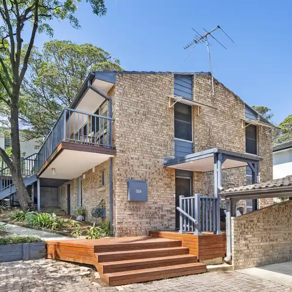 LIGHT-FILLED HOME IN ELEVATED POSITION