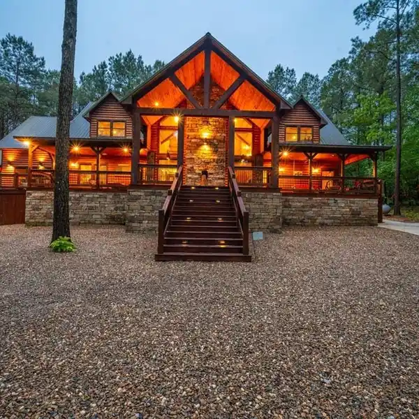 ADVENTURE AND COMFORT COMBINED IN STUNNING CABIN