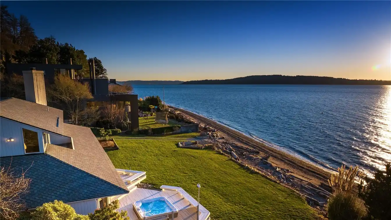 Extraordinary Low-bank Waterfront Home