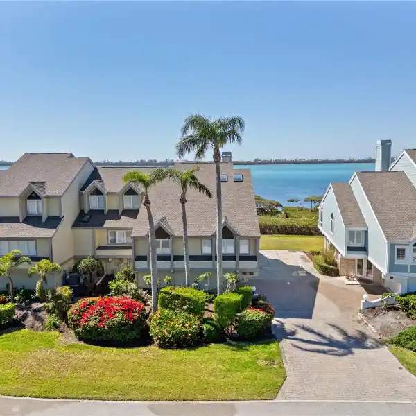 EXCEPTIONAL RESIDENCE IN TIDY ISLAND