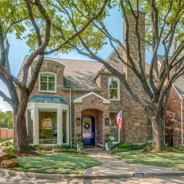 FULLY REMODELED TRADITIONAL HOME IN EXCLUSIVE CARUTH COURT