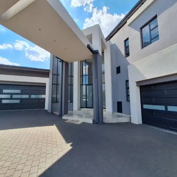 LUXURY HOME IN MIDSTREAM RIDGE