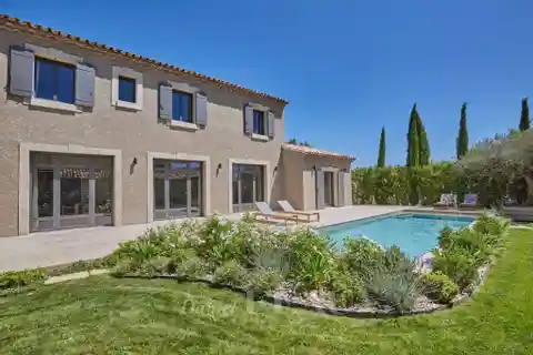 Stylish New Build Near Village Center
