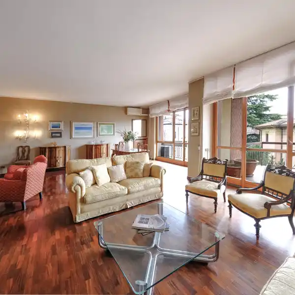 ELEGANT APARTMENT IN BORGO TRENTO AREA WITH DOUBLE GARAGE