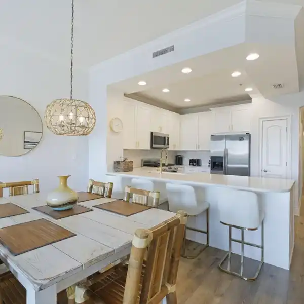 TASTEFULLY APPOINTED UPDATED CONDO AT ADAGIO IN BLUE MOUNTAIN BEACH