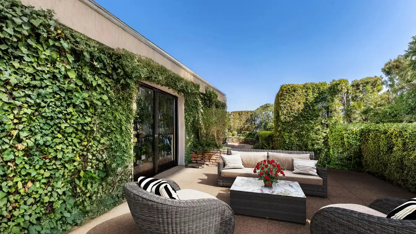 Penthouse Flat in the Sought-after Florissant District