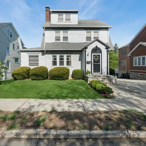 CHIC MOVE-IN READY COLONIAL