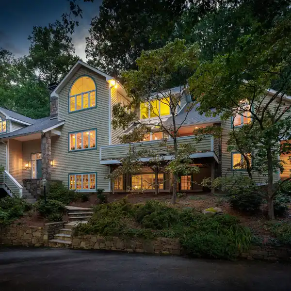 MOUNTAIN RETREAT IN CONVENIENT LOCATION