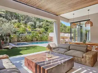 Beautifully Appointed Newer Property