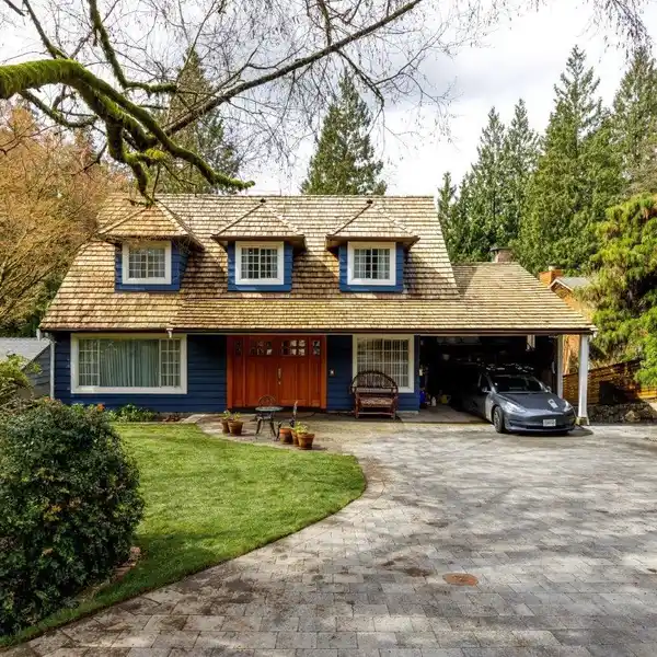 BEAUTIFUL CAPE COD STYLE HOME IN UPPER DELBROOK