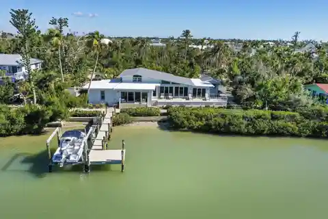 Bayfront Retreat with Incredible Views