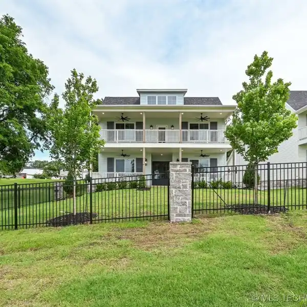 WHERE LUXURY MEETS LAKE LIFE – THE HEIGHTS AT SHANGRI-LA