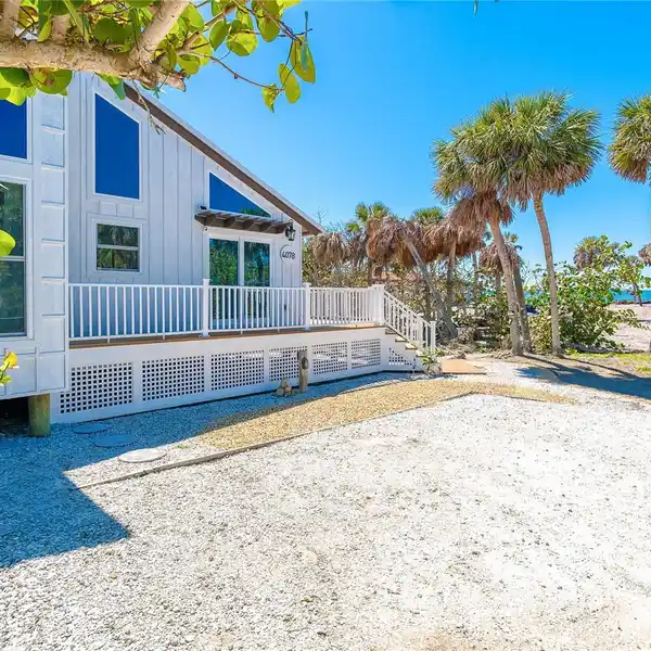 CHARMING BEACHSIDE COTTAGE RETREAT