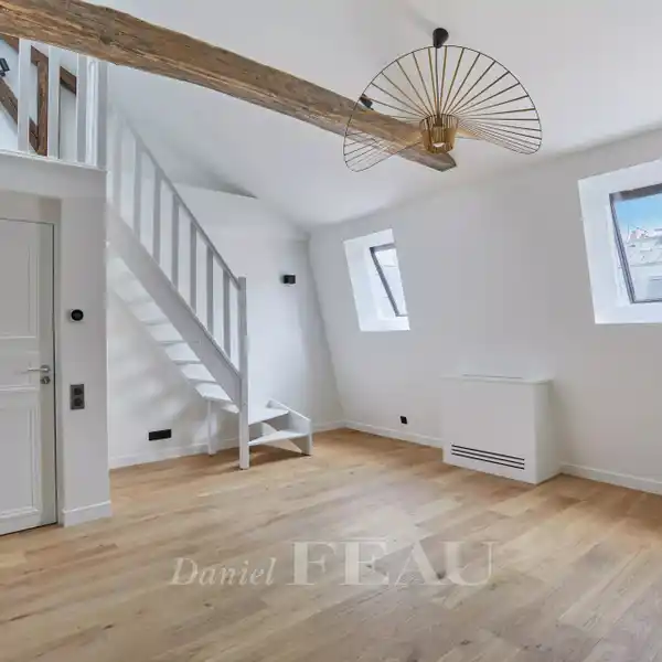 TOP-FLOOR SPLIT-LEVEL APARTMENT