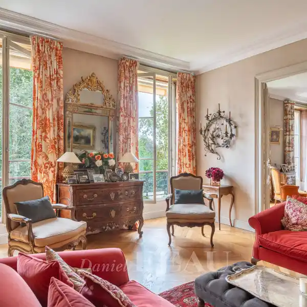 MAGNIFICENT APARTMENT WITH PERIOD CHARM AND MODERN COMFORT