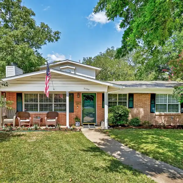 PERFECTLY LOCATED LAKE AUSTIN RESIDENCE