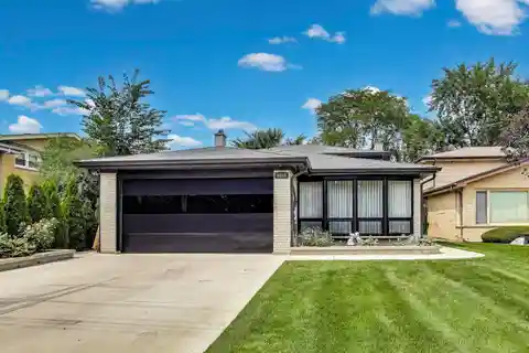 The Benchmark for Luxury Living in Lincolnwood
