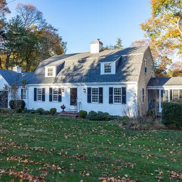 CLASSIC DUXBURY CAPE