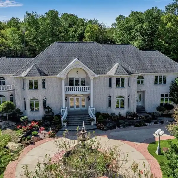 PREMIER FIVE-ACRE PROPERTY