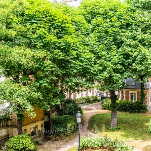 ELEGANT PARIS APARTMENT OVERLOOKING PRIVATE GARDEN