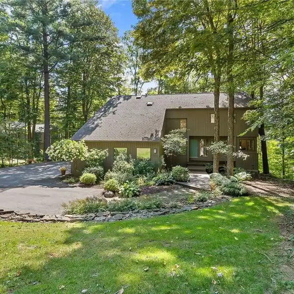 CUSTOM CONTEMPORARY ON SNOOKS POND