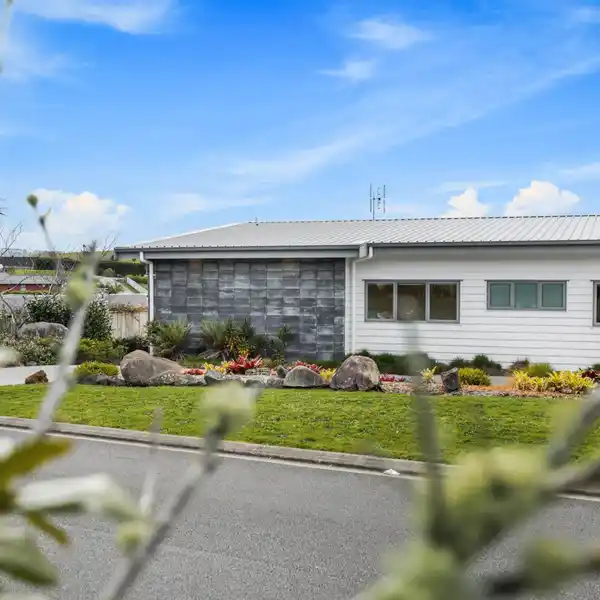 ELEGANT WAIMAUKU RETREAT WITH PANORAMIC VIEWS