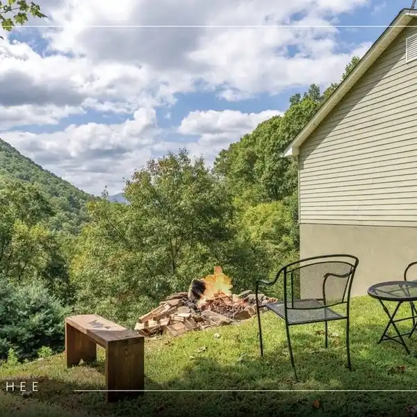UNIQUE PROPERTY ALONG THE PICTURESQUE CANE CREEK ROAD