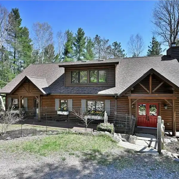 SERENE LAKEFRONT LIVING WITH ENTERTAINER’S DECK
