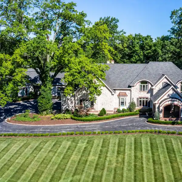 EXTRAORDINARY PROPERTY WITH EVERY LUXURY AMENITY