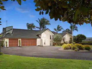 Large and Luxurious Family Living in Karaka