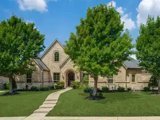 Custom Beauty in Desirable Deer Run