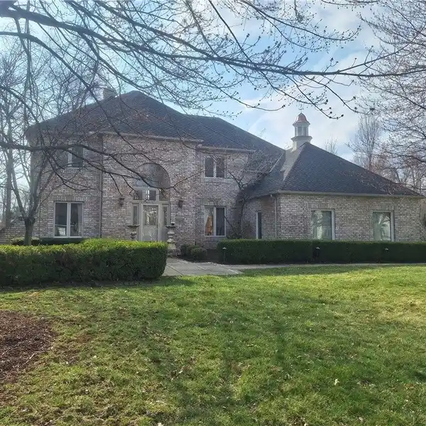 BRIGHT SPACIOUS HOME IN DEVONSHIRE ESTATES