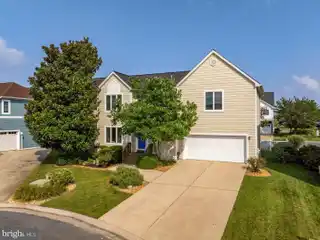 Comfort and Privacy in Coveted Nantucket Point
