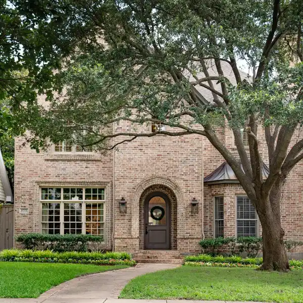 BEAUTIFUL TRADITIONAL FAMILY HOME