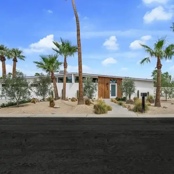 QUINTESSENTIAL PALM SPRINGS HOME WITH MOUNTAIN VIEWS